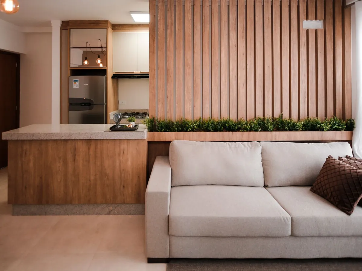 Painel ripado de madeira integrando a sala à bancada da cozinha
